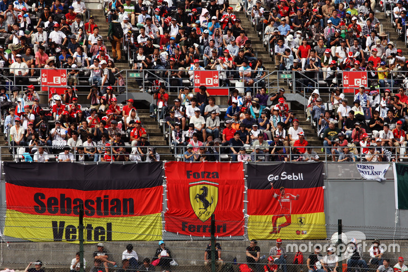 Aficionados en la tribuna y banners para Sebastian Vettel, Ferrari