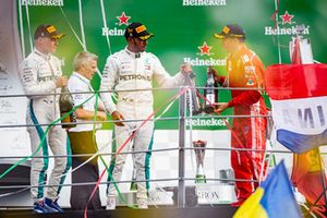 Podium : le vainqueur Lewis Hamilton, Mercedes AMG F1, le deuxième, Kimi Raikkonen, Ferrari, le troisième, Valtteri Bottas, Mercedes AMG F1