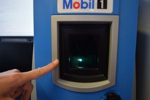 Macchinario Exxon-Mobil nel laboratorio mobile all'interno del box Red Bull