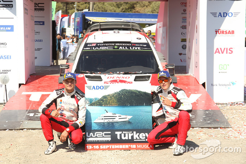 Yarış galibi Ott Tänak, Martin Järveoja, Toyota Gazoo Racing WRT, galibiyet ödülü olan yatın resmi ile