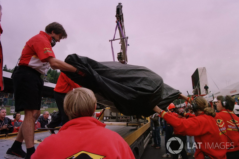 La monoposto di Jacques Villeneuve, Williams, viene riportata ai box dopo l'incidente