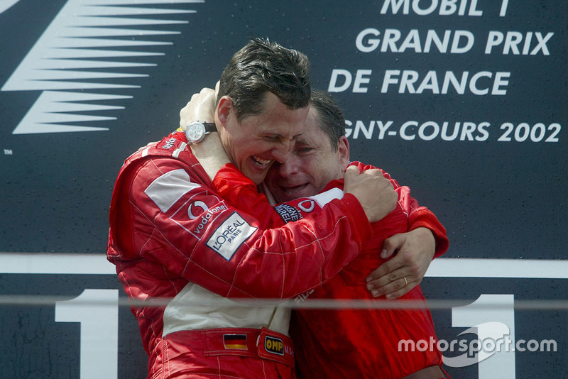 Podio: ganador, Michael Schumacher, Ferrari celebra con Jean Todt, Ferrari