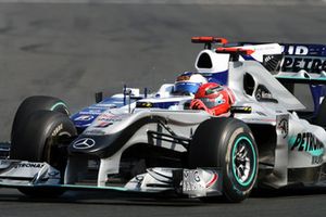 Michael Schumacher, Mercedes GP MGP W01 et Rubens Barrichello, Williams FW32, en lutte