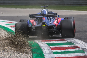 Brendon Hartley, Scuderia Toro Rosso STR13 envoie du gravier dans les airs