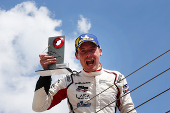 Il terzo classificato, Giovanni Berton, AB Racing, festeggia sul podio