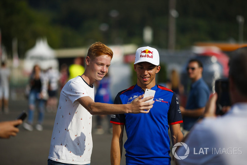 Pierre Gasly, Toro Rosso, has his picture taken by a fan