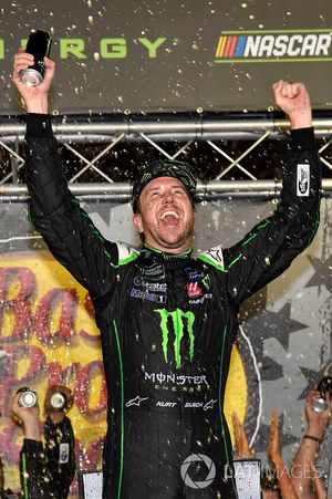 Ganador Kurt Busch, Stewart-Haas Racing, Ford Fusion Monster Energy / Haas Automation 