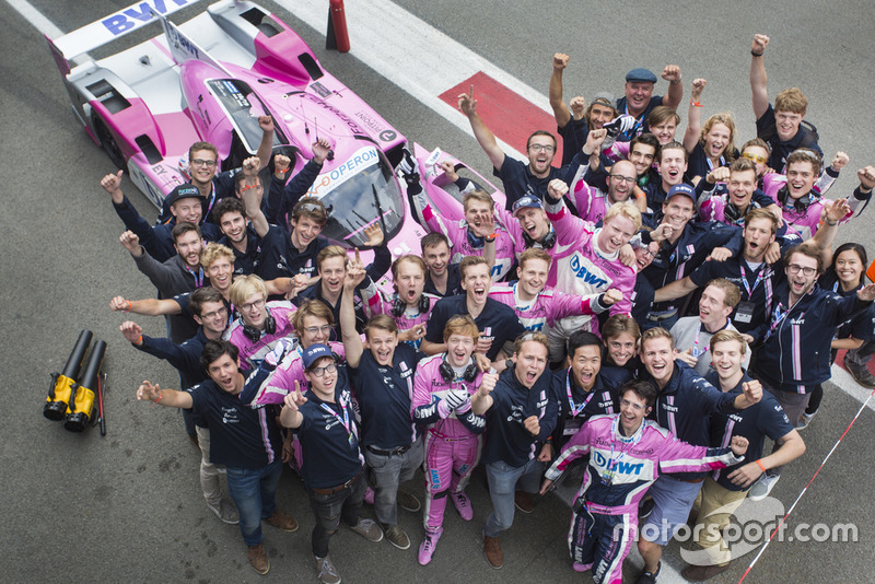 Forze Hydrogen Electric Racing Team, viert feest na uitrijden uursrace Supercar Challenge tijdens Gamma Racing Day