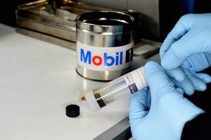 Ingegnere Red Bull Racing ExxonMobil al lavoro