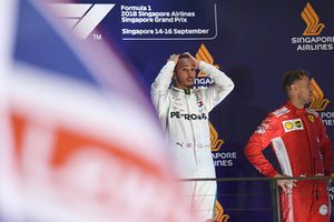 (Da sx a dx): Lewis Hamilton, Mercedes AMG F1 e Sebastian Vettel, Ferrari, festeggiano sul podio