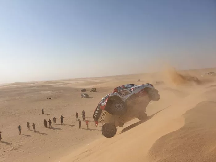 Fernando Alonso y Marco Coma vuelcan con el Toyota Hilux