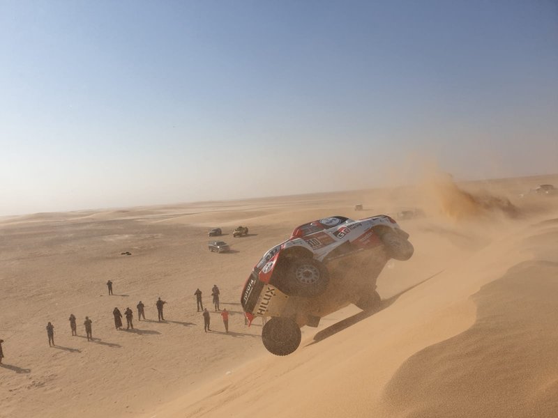 Fernando Alonso y Marco Coma vuelcan con el Toyota Hilux