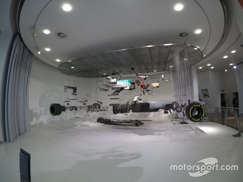 Egy alkotóelemeire szedett Mercedes