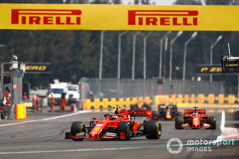 Charles Leclerc, Ferrari SF90, precede Sebastian Vettel, Ferrari SF90, e Alexander Albon, Red Bull RB15