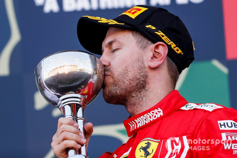 Sebastian Vettel, Ferrari festeggia sul podio con il trofeo