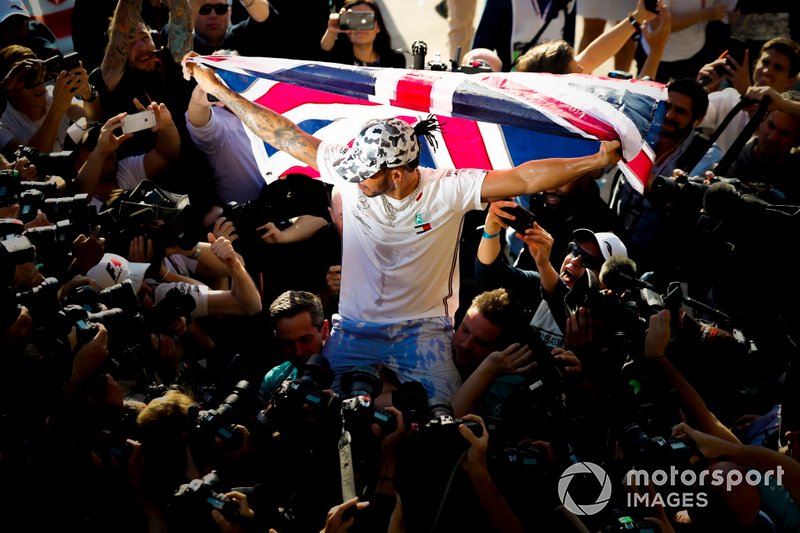 Lewis Hamilton, Mercedes AMG F1, celebra tras conseguir su sexto título mundial de pilotos