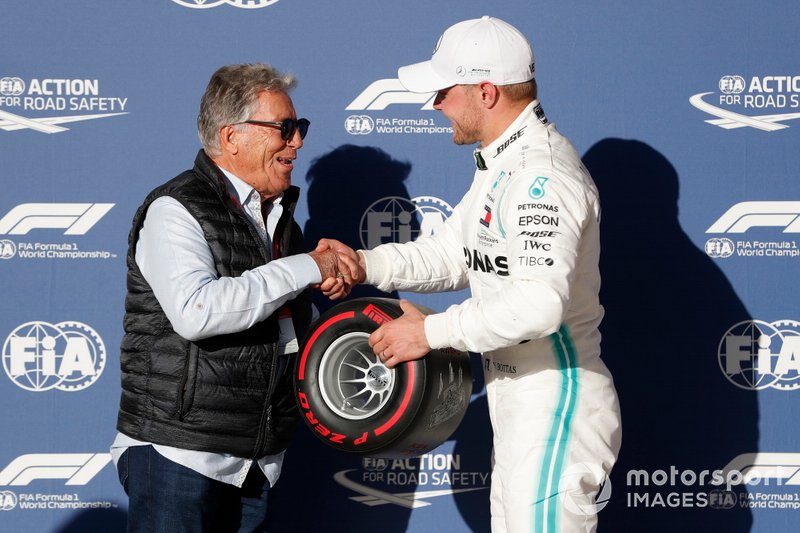 Mario Andretti consegna il Pirelli pole position award a Valtteri Bottas, Mercedes AMG