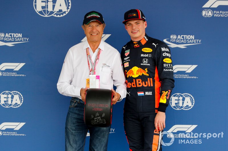 Jo Ramírez entrega el premio Pirelli Pole Position a Max Verstappen, Red Bull Racing