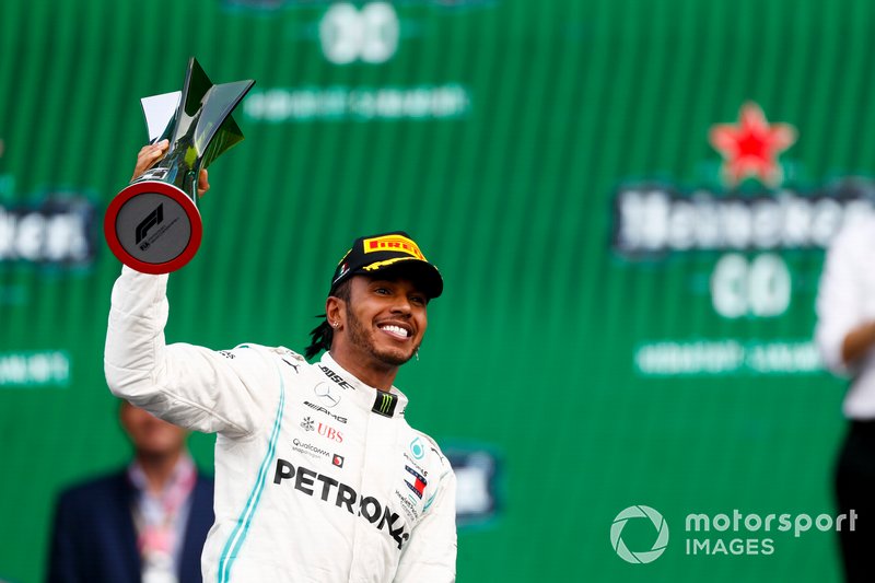 1º Lewis Hamilton: 413 pontos, 11 vitórias, 17 pódios, 5 poles, 6 voltas mais rápidas e 511 voltas lideradas