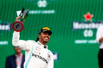 Il vincitore della gara Lewis Hamilton, Mercedes AMG F1, sul podio con il trofeo