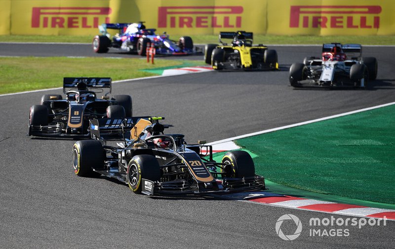 Kevin Magnussen, Haas F1 Team VF-19, devant Romain Grosjean, Haas F1 Team VF-19, Kimi Raikkonen, Alfa Romeo Racing C38, et Daniel Ricciardo, Renault F1 Team R.S.19