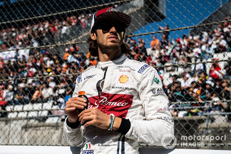 Antonio Giovinazzi, Alfa Romeo Racing, sulla griglia