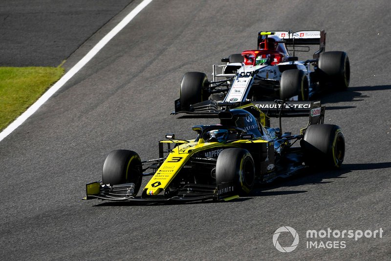 Daniel Ricciardo, Renault F1 Team R.S.19, supera Antonio Giovinazzi, Alfa Romeo Racing C38