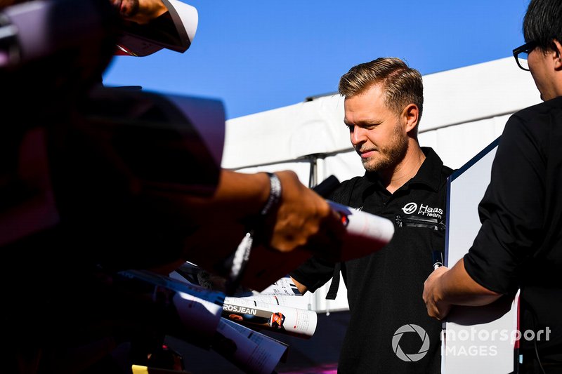 Kevin Magnussen, Haas F1 signs an autograph for a fan