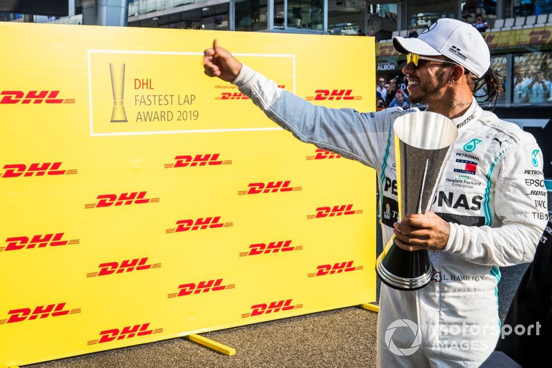 Lewis Hamilton, Mercedes AMG F1, celebra con el trofeo Fastest Lap de DHL