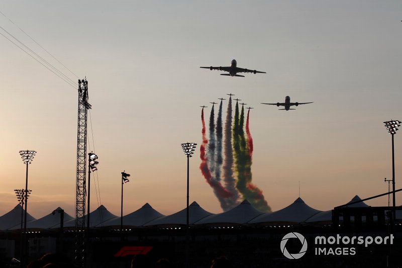 Aviones pasan sobre el circuito