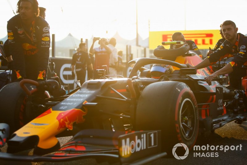 Alexander Albon, Red Bull RB15, arriva sulla griglia con i meccanici