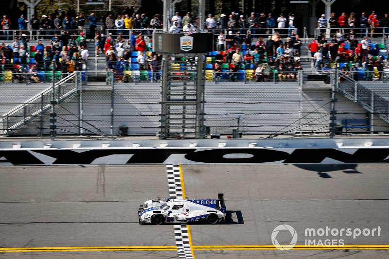 #81 DragonSpeed USA ORECA 07 Gibson: Ben Hanley, Henrik Hedman, Colin Braun, Harrison Newey al traguardo