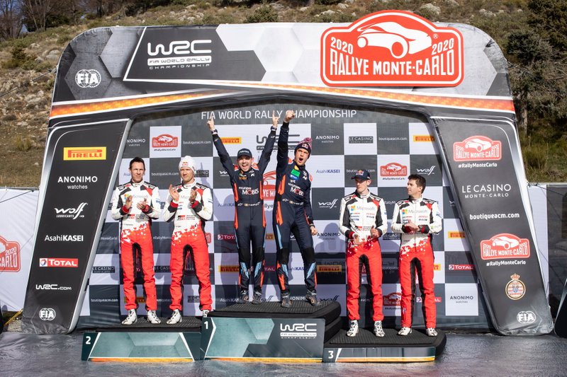 Podio: ganador Thierry Neuville, Nicolas Gilsoul, Hyundai Motorsport Hyundai i20 Coupe WRC, segundo Sébastien Ogier, Julien Ingrassia, Toyota Gazoo Racing WRT Toyota Yaris WRC, tercero Elfyn Evans, Scott Martin, Toyota Gazoo Racing WRT Toyota Yaris WRC