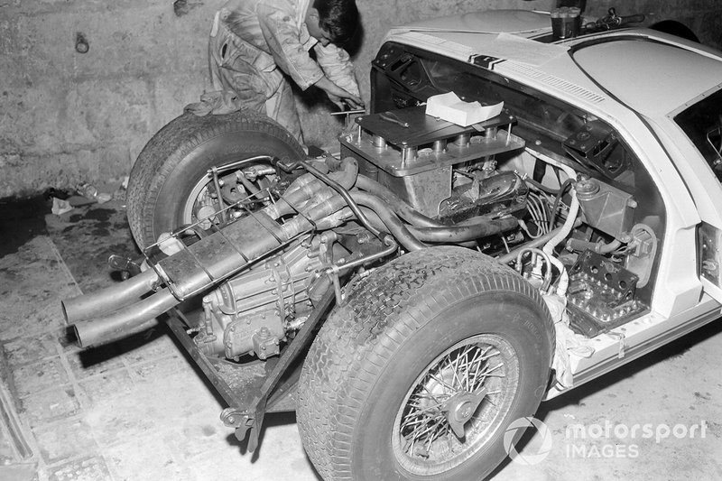 1964 год. Один из автомобилей Ford GT40 в боксах заводской команды
