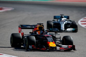 Max Verstappen, Red Bull Racing RB15, precede Lewis Hamilton, Mercedes AMG F1 W10