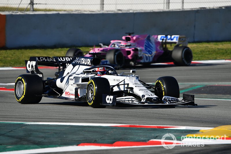 Pierre Gasly, AlphaTauri AT01 leads Sergio Perez, Racing Point RP20 