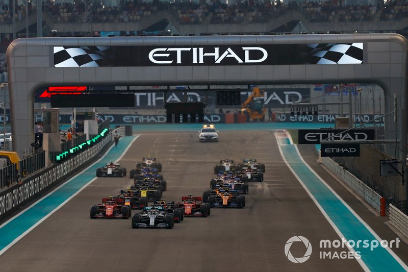 Lewis Hamilton, Mercedes AMG F1 W10, devant Max Verstappen, Red Bull Racing RB15, Sebastian Vettel, Ferrari SF90, Charles Leclerc, Ferrari SF90, Alexander Albon, Red Bull RB15, et le reste du peloton au départ
