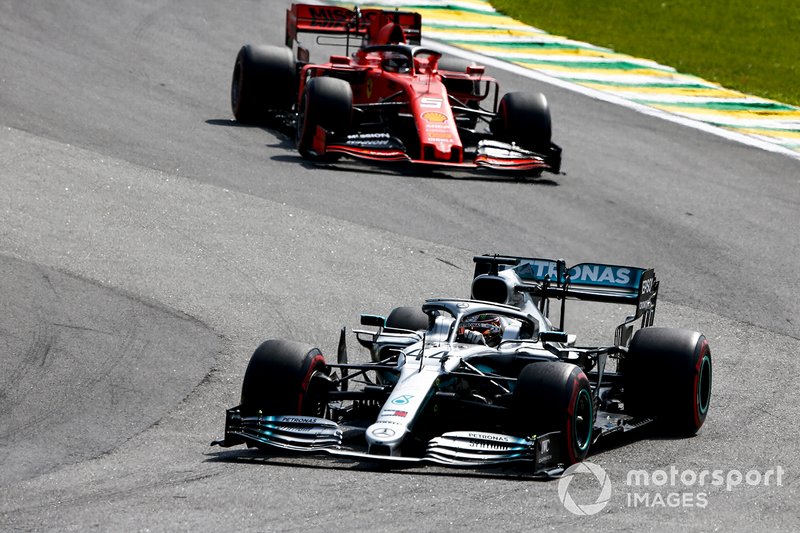 Lewis Hamilton, Mercedes AMG F1 W10, precede Sebastian Vettel, Ferrari SF90, e Valtteri Bottas, Mercedes AMG W10