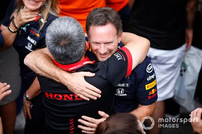 Masashi Yamamoto, General Manager, Honda Motorsport, e Christian Horner, Team Principal, Red Bull Racing, festeggiano nel parco chiuso