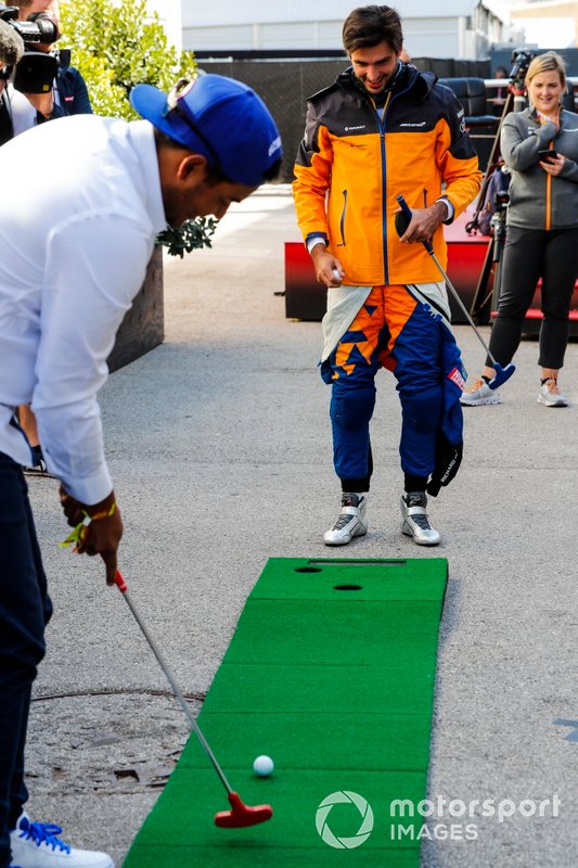 Carlos Sainz Jr., McLaren, juega golfito