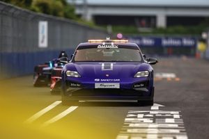 El Safety Car de la FIA lidera la carrera