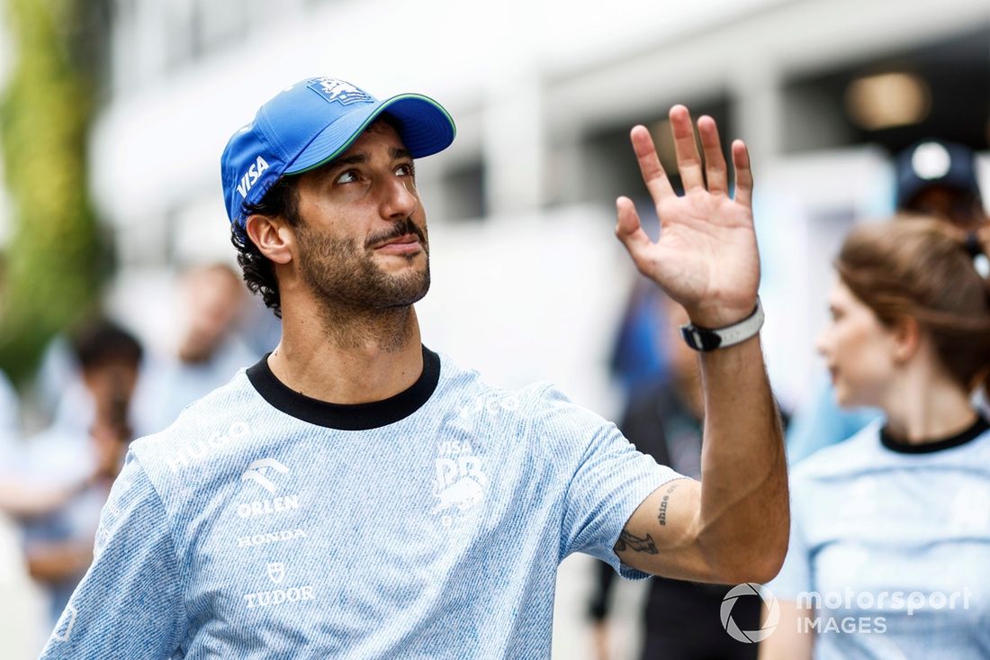 Daniel Ricciardo, Visa Cash App RB F1 Team, en el Paddock 