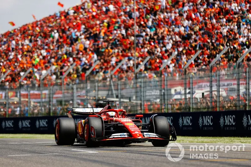 Charles Leclerc, Ferrari SF-24, arrive sur la grille de départ