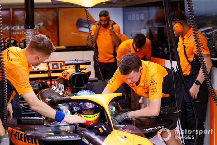 Oscar Piastri, McLaren F1 Team, en el garaje con los mecánicos