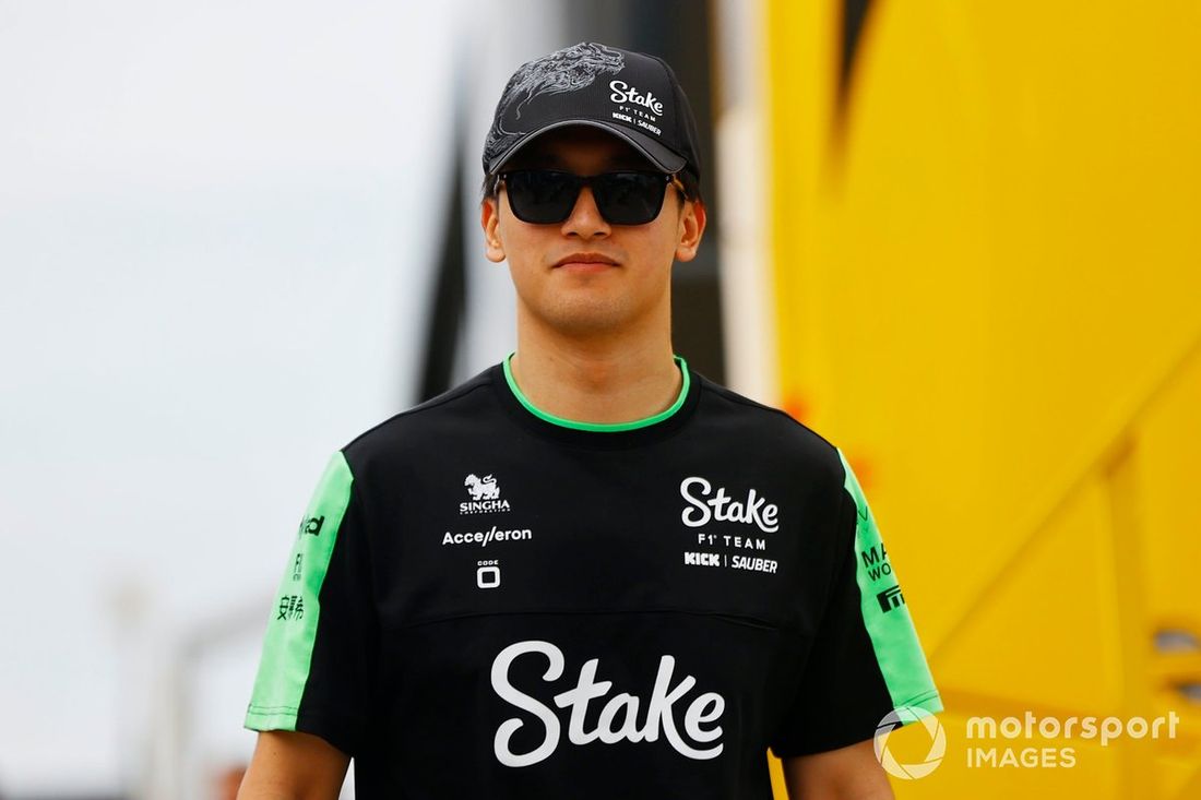 Zhou Guanyu, Stake F1 Team Kick Sauber, przybywa na tor