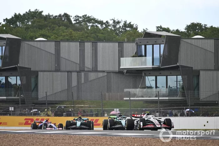 Nico Hulkenberg, Haas VF-24, Lance Stroll, Aston Martin AMR24, Fernando Alonso, Aston Martin AMR24