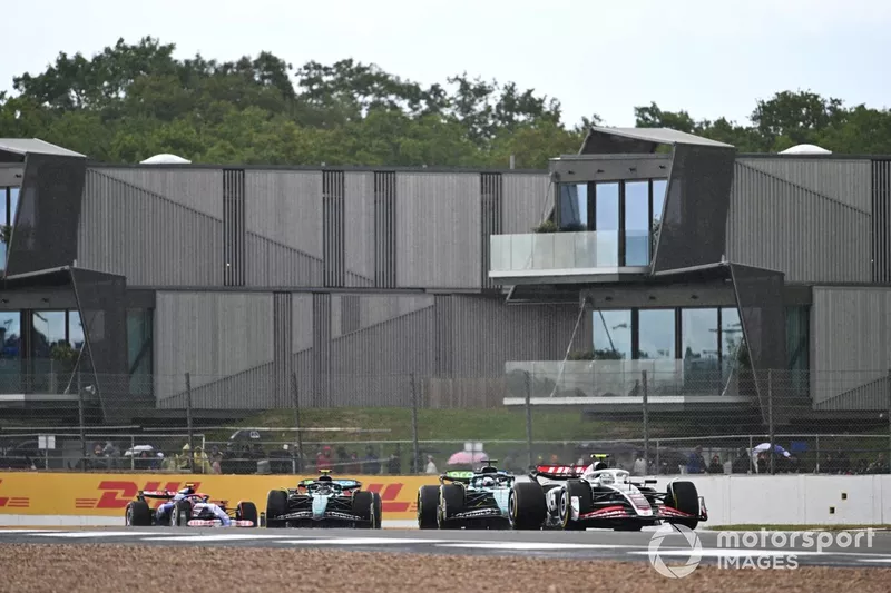 Nico Hulkenberg, Haas VF-24, Lance Stroll, Aston Martin AMR24, Fernando Alonso, Aston Martin AMR24