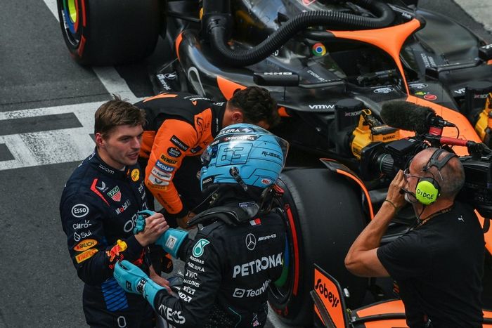 Max Verstappen, Red Bull Racing, felicita al hombre de la pole George Russell, Mercedes-AMG F1 Team, en Parc Ferme.