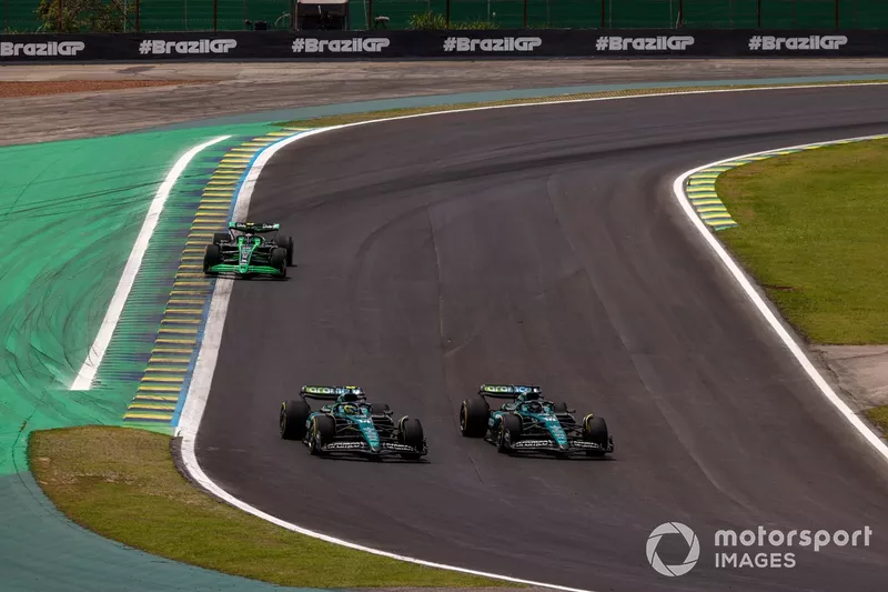 Fernando Alonso, Aston Martin AMR24, lucha con Lance Stroll, Aston Martin AMR24, por delante de Zhou Guanyu, Stake F1 Team KICK Sauber C44