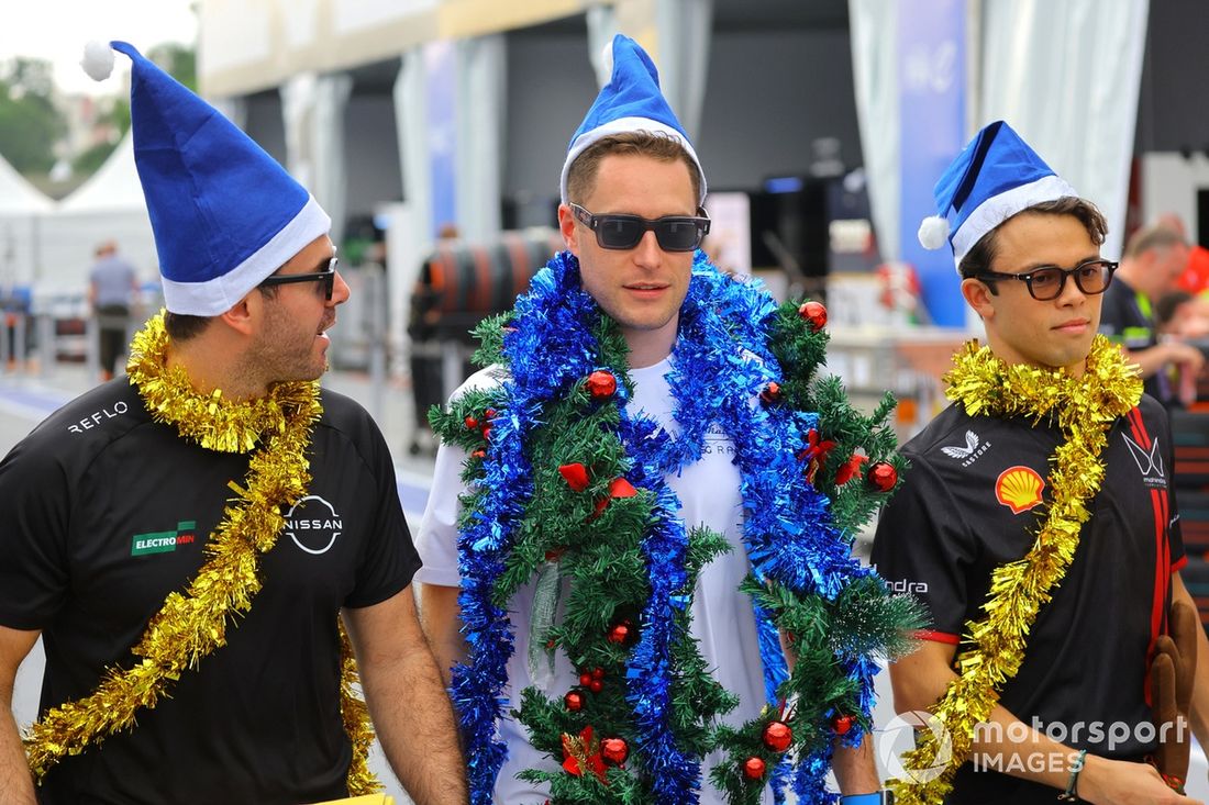 Norman Nato , Equipo Nissan de Fórmula E, Stoffel Vandoorne de Bélgica, Maserati MSG Racing, Nyck de Vries de Holanda, Mahindra Racing visten adornos navideños